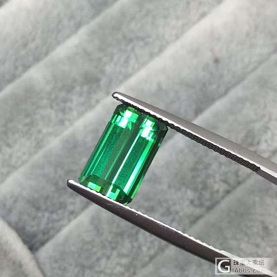 电光绿碧玺
5.89ct 
全净无暇
火彩棒极了
完美的一颗
微mmdzhubao_刻面宝石碧玺