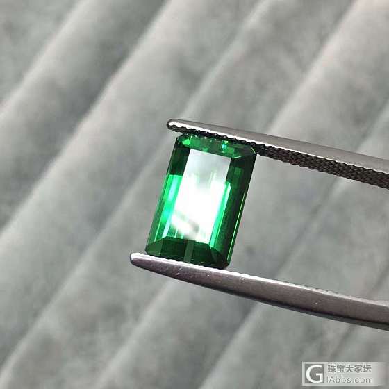 电光绿碧玺
5.89ct 
全净无暇
火彩棒极了
完美的一颗
微mmdzhubao_刻面宝石碧玺