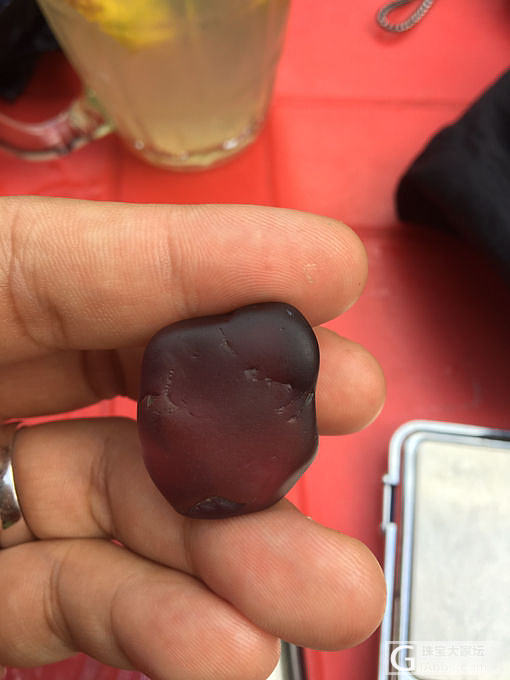 75克拉的原石，相当不容易见到_原石尖晶石