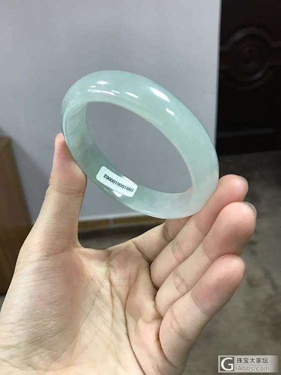 小白一枚，想入一支翡翠手镯，望大神们给点意见！_手镯翡翠