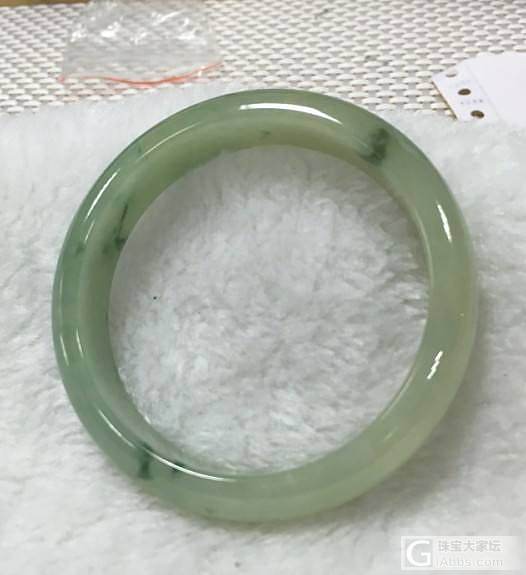 小白一枚，想入一支翡翠手镯，望大神们给点意见！_手镯翡翠