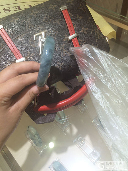 这样的手镯值多少钱，2000能买吗有点洌！请快点回复！我在外地商城看到的，yuc_手镯翡翠
