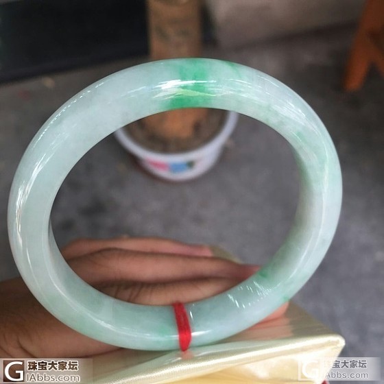 手镯室外图，请大家看看，3500元值吗_手镯翡翠