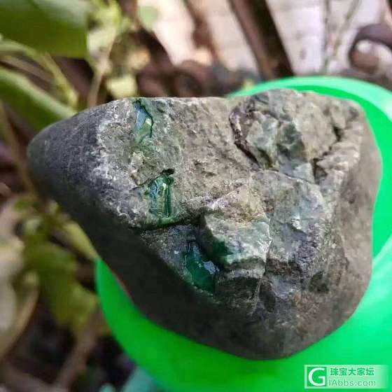 求前辈们评价下这块石头吧_翡翠赌石原石