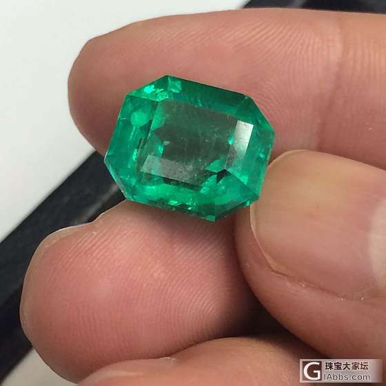 给大家看看这粒祖母绿9克拉的大货，微xtgem168_祖母绿