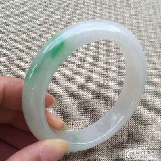 翡翠带色手镯_手镯翡翠