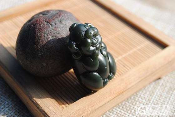 【雅知玉】一细料“可爱发财猪”。。。_和田玉