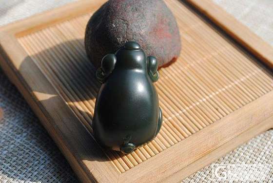 【雅知玉】一细料“可爱发财猪”。。。_和田玉