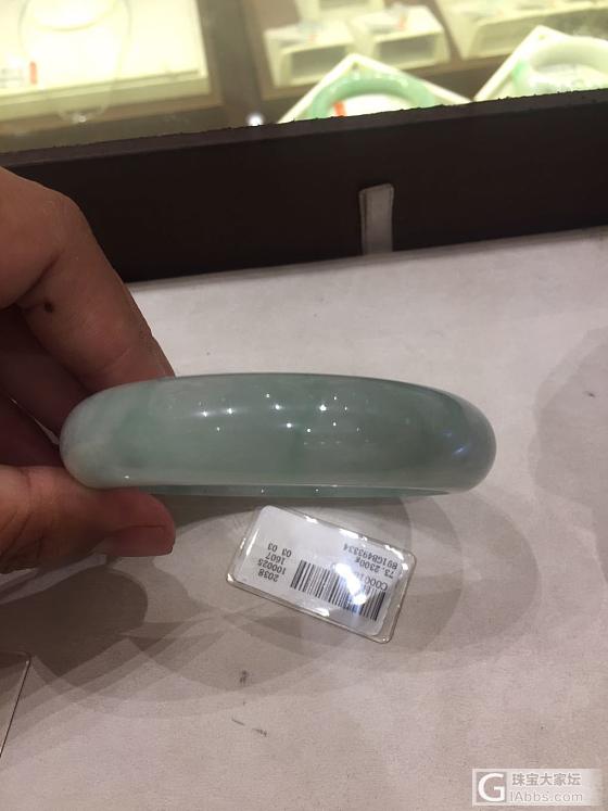 最近想入手个手镯，看了一个，不知道怎么样，求大神估个价，看是否值得入_手镯翡翠