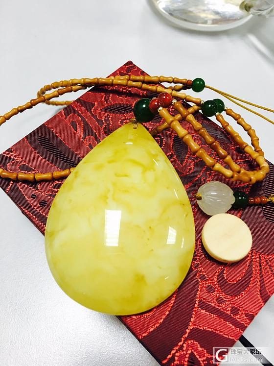 鸡油黄飘白花蜜蜡_蜜蜡