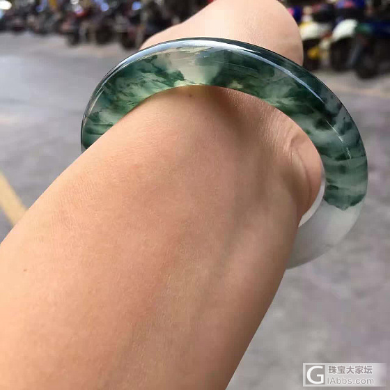 刚入手的。越看越喜欢。_手镯翡翠