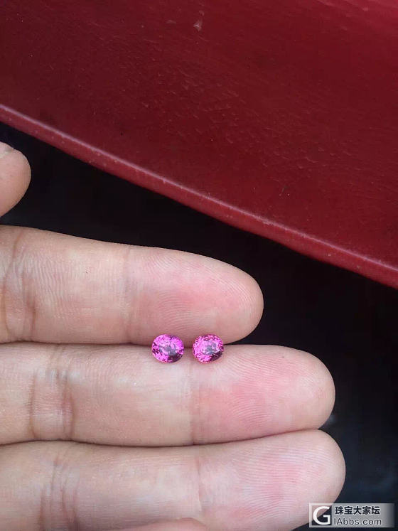 火彩不错的一对_尖晶石