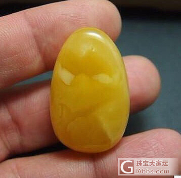 一枚蜜蜡随型吊坠，是否值得入手，请给点意见，小白坐等指点。。。。。_蜜蜡吊坠