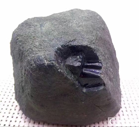 莫西沙1.55公斤开窗莫翠_原石翡翠