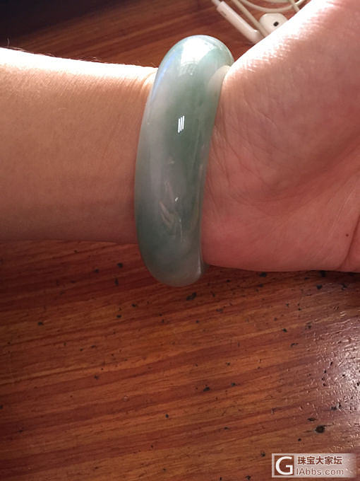 再次求大师进来，求评价，请各位大师指点
之前的照片被指很渣，现在重新拍了
这样子..._手镯翡翠