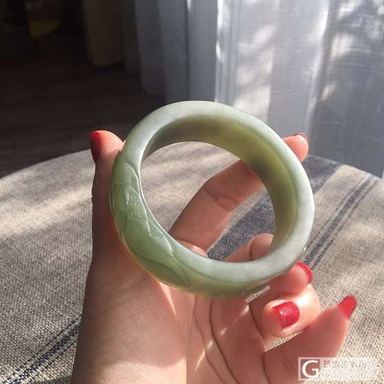 今天阳光好，隔着窗帘拍几张，昨天晚上晒得戴了半个月的这只。_和田玉手镯