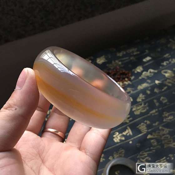 天然红玛瑙俏色加宽手镯_手镯玉髓
