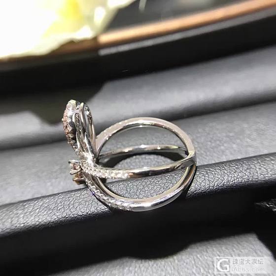 粉钻💍   旋转交叉戒臂设计，活力橘钻水滴点缀💧_彩钻