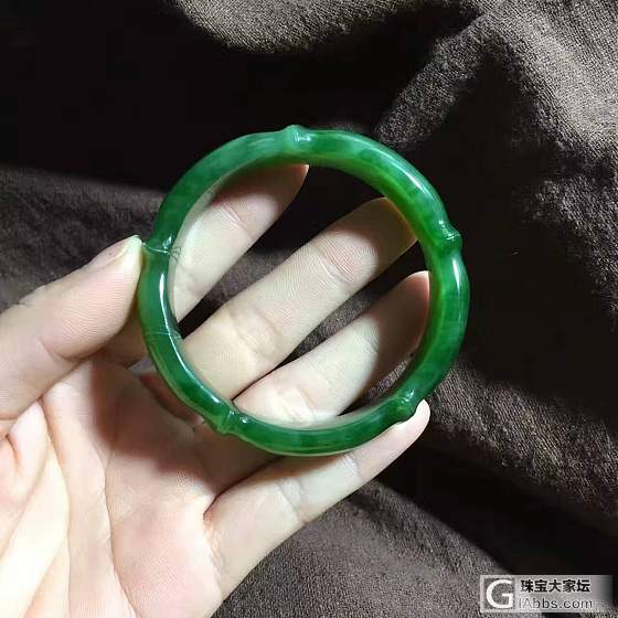 俄罗斯碧玉冰底花绿手镯；圈口57+17+8mm；53.4克；颜色好，花绿底；_碧玉