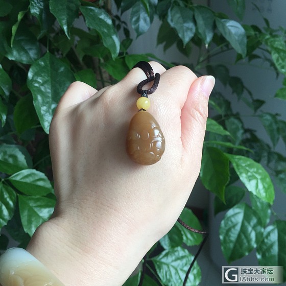 转青梅家且末红糖小坠子_挂件和田玉
