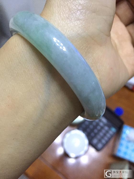 春带彩翡翠手镯，看看值多少钱？_手镯翡翠