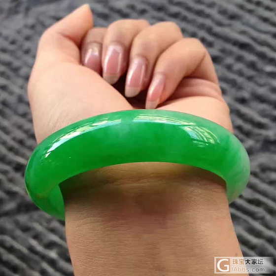 还是绿的好看_手镯翡翠