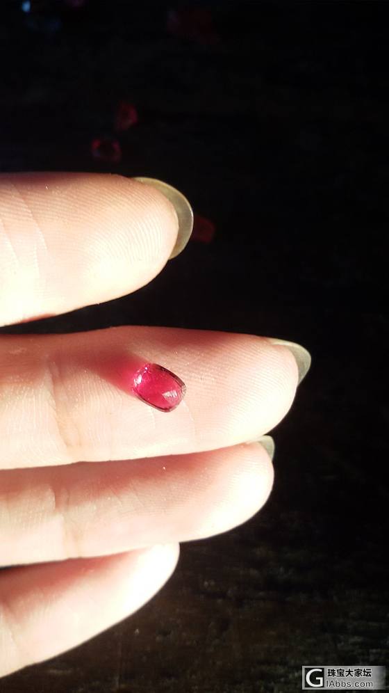 缅甸刻面红宝石0.81ct 颜色是正红的，大家感觉价格在什么范围_红宝石
