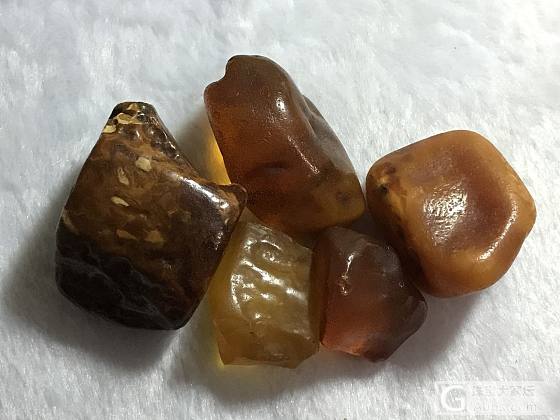 围观石头一堆_琥珀蜜蜡挂件