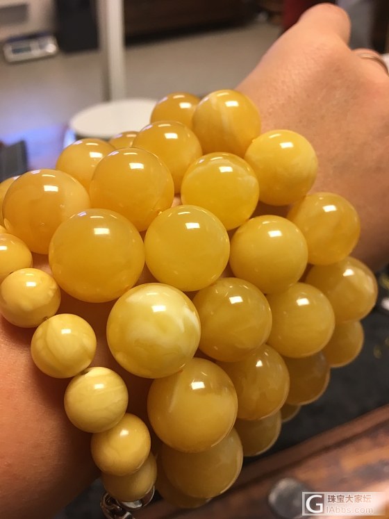 又见藏传家的蜜蜡回来啦大家来给鉴定下吧！_蜜蜡