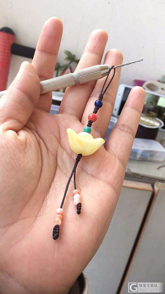 打孔完成 再来上几张_挂饰蜜蜡打磨