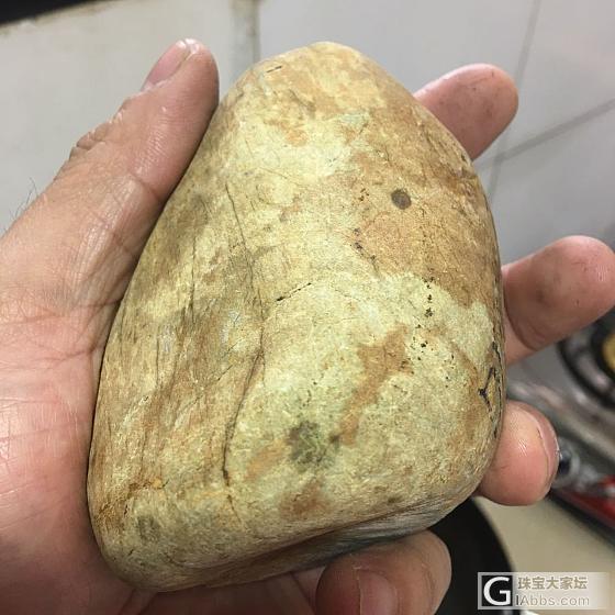 切了一块石头，不到一公斤，很普通的料子，价位也不高，一起学习，看切垮没有。_赌石翡翠