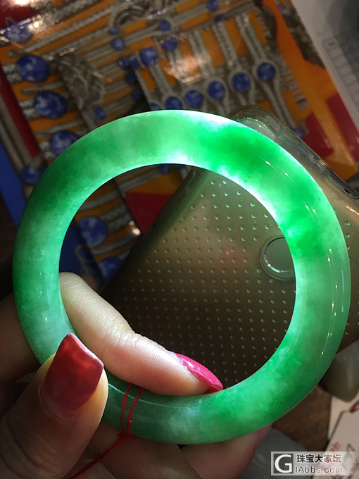 欧洲拍卖行收的一个阳绿镯子_手镯翡翠