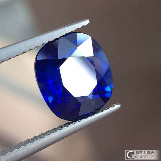 这个5.04克拉的颜色怎么看都能皇家蓝了，却偏偏给矢车菊，幸好，价格合适_刻面宝石蓝宝石