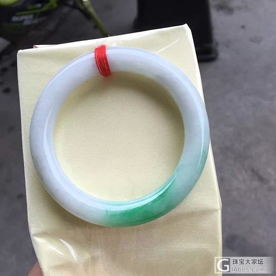 白底青翡翠圆镯_手镯翡翠
