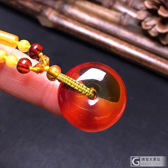 天然血泊平安扣吊坠，配手工编织绳，规格：23.8～23.8，总重:8.30克，💰..._血珀平安扣