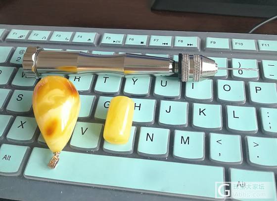 蜜蜡桶珠手工打孔_蜜蜡打磨