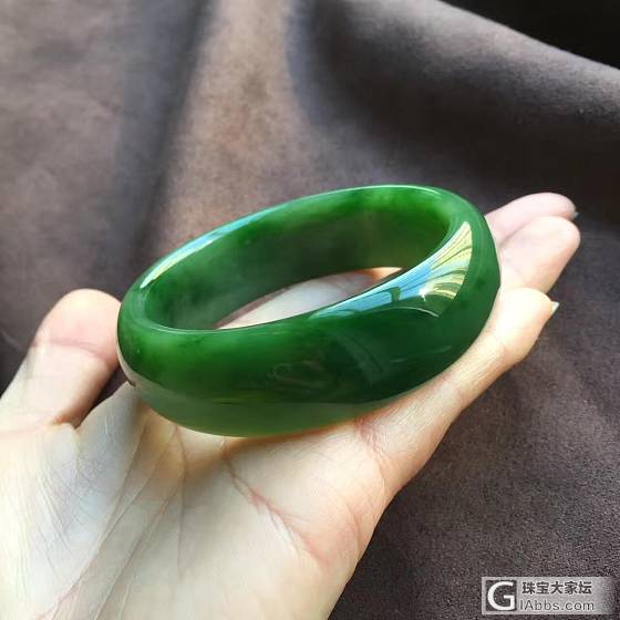 请大家帮忙看一下我这个是碧玉吗？是的话属于什么颜色的呢？不太懂大家帮忙看看_手镯碧玉