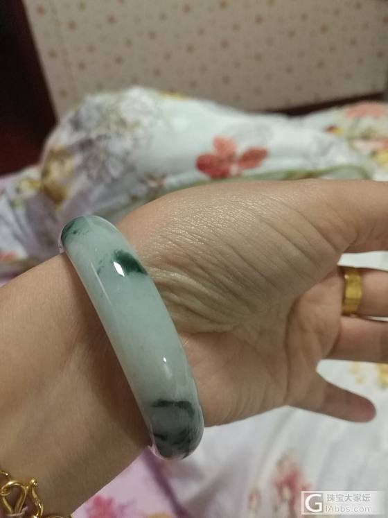 亲们，帮忙看看，这个手镯2300元，值吗？_手镯翡翠