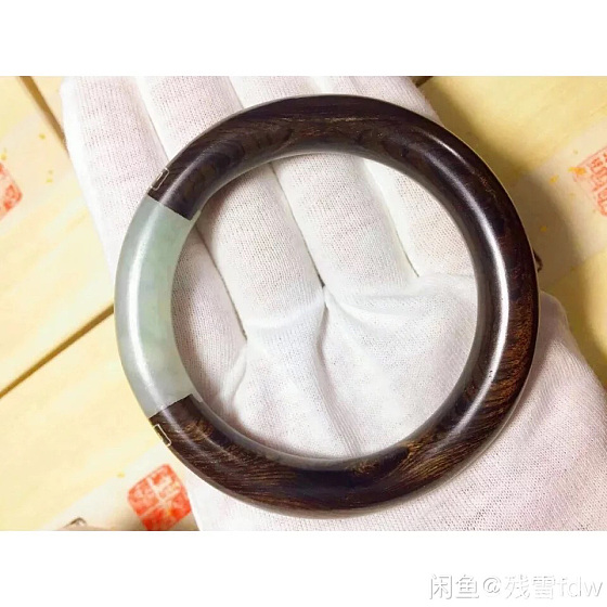 请教各位前辈翡翠这么容易碎正常吗?_破损手镯翡翠