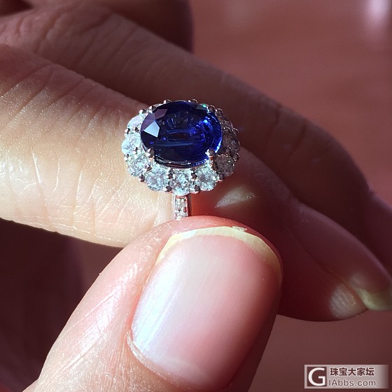 大家帮我看看这个白道子是什么？是不是瑕疵品？_戒指蓝宝石