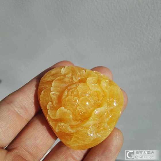 元宵节转一块苏工鸡油红蜜蜡牡丹花雕刻件_蜜蜡挂件