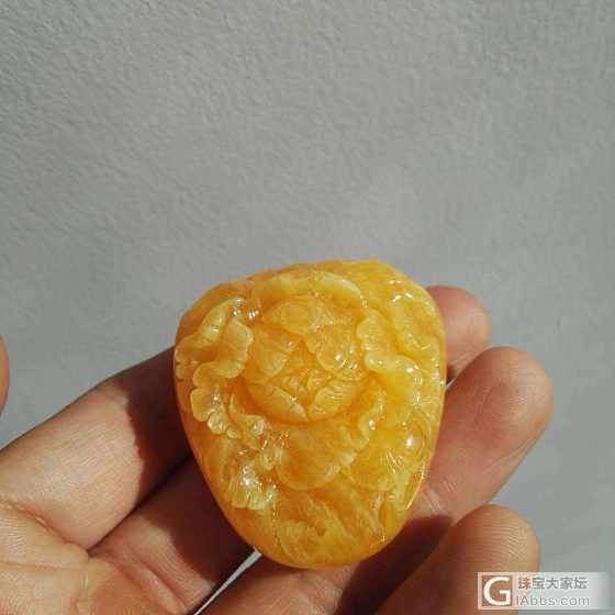 元宵节转一块苏工鸡油红蜜蜡牡丹花雕刻件_蜜蜡挂件
