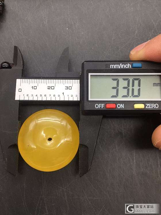 出两个成品平安扣和虫珀_挂件琥珀蜜蜡
