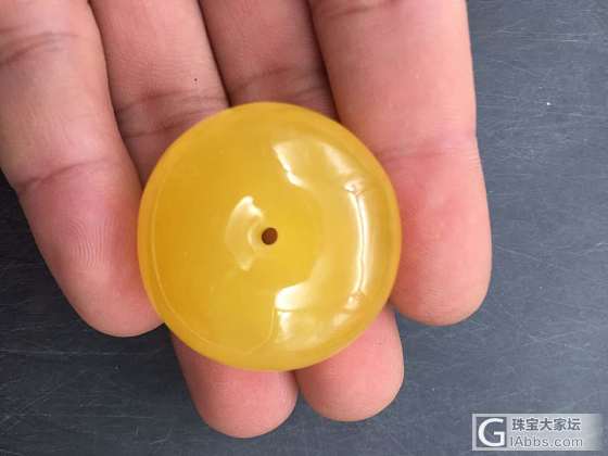 出两个成品平安扣和虫珀_挂件琥珀蜜蜡