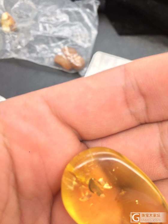 出两个成品平安扣和虫珀_挂件琥珀蜜蜡