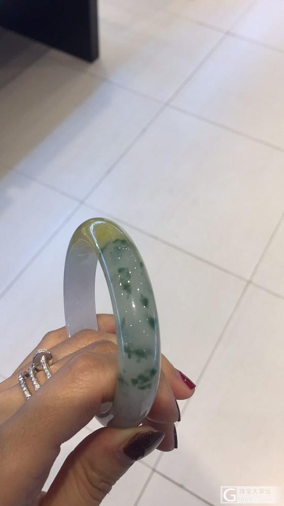 今天看了一个镯子，感觉非常好看，大家帮忙估估价呗，非常感谢～_手镯翡翠