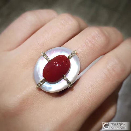 特别款💖🎉💖🎉
阿卡蛋面戒指，大气特色款，配饰天然珍珠贝，牛血色，完美面，面尺寸..._珊瑚