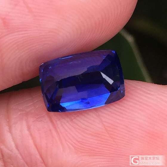 来一颗三克拉的皇家蓝给大家欣赏一下，颜色正宗而不黑，火彩很好_刻面宝石蓝宝石