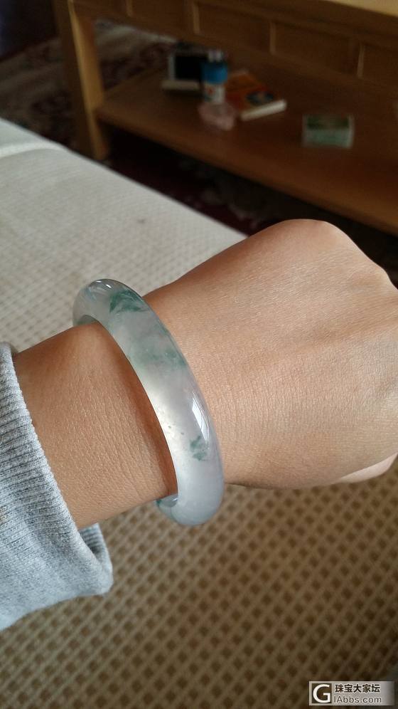 闲来无事，晒晒镯子，外面阴天大风_手镯翡翠