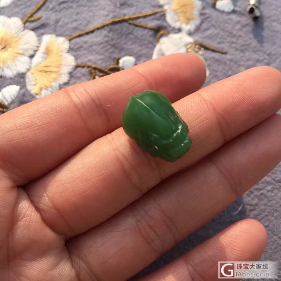 晒一只辣绿小萌货_挂件和田玉